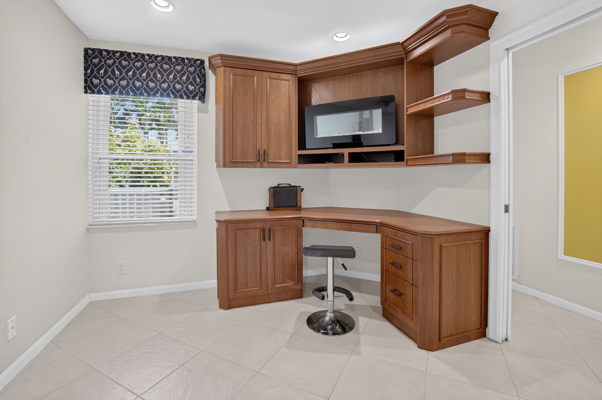 Custom built in desk and shelving